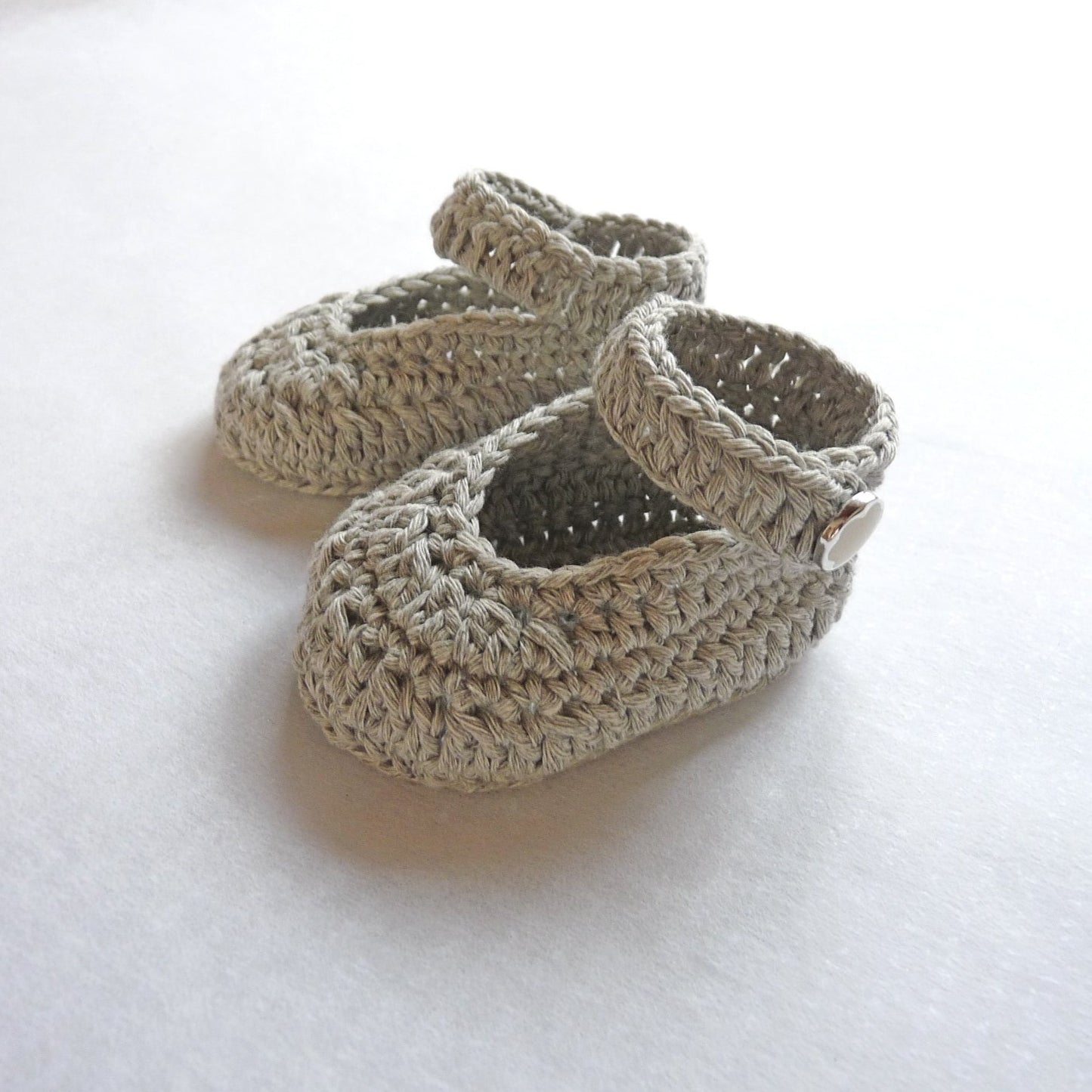 crochet baby shoes, unisex, light grey