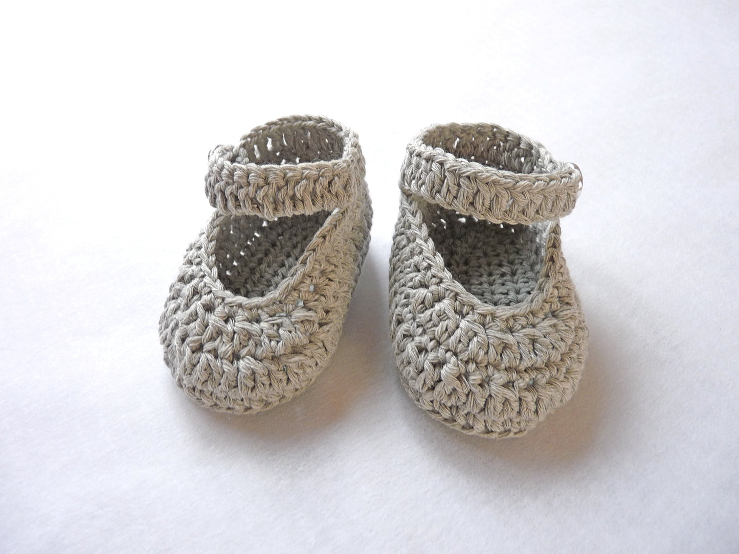 Crochet baby booties with straps, light gray