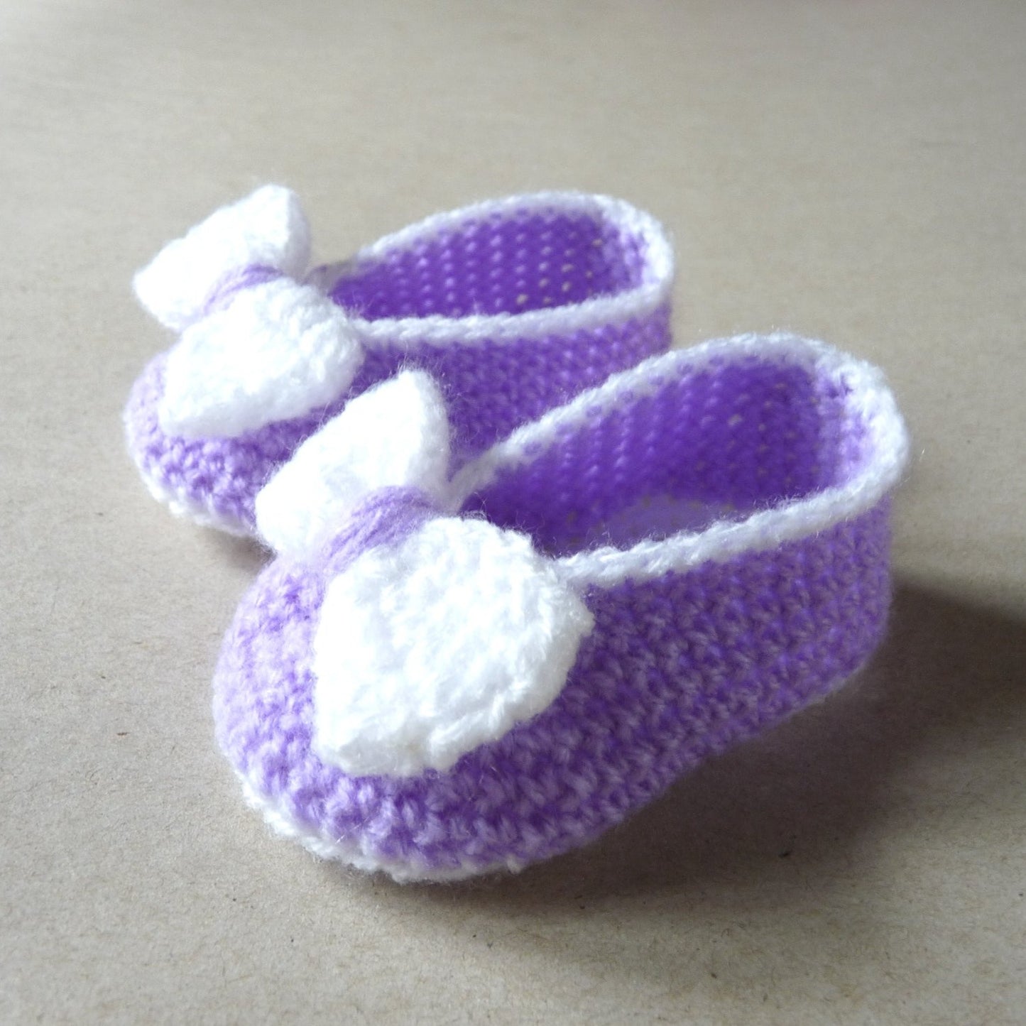 Light purple crochet baby shoes with bow