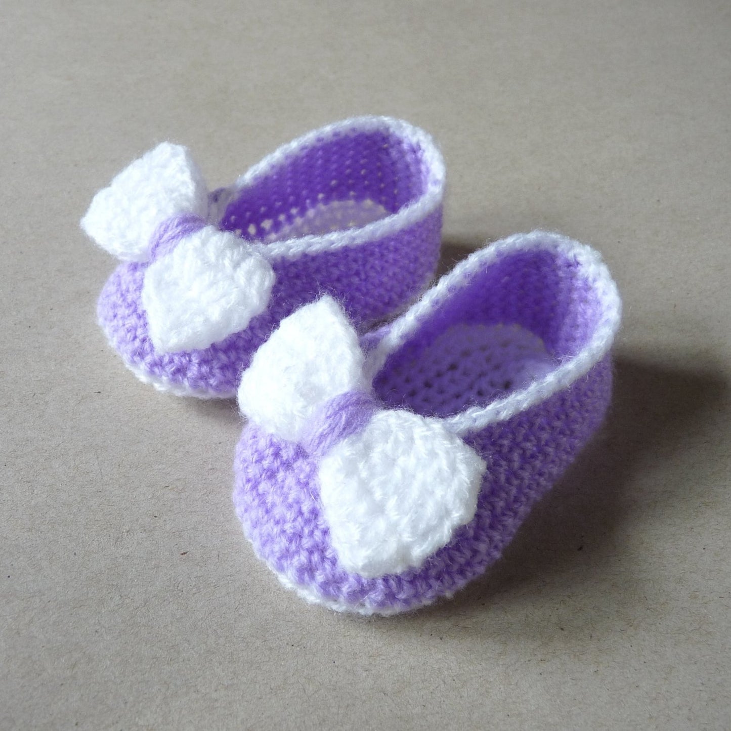 Light purple crochet baby shoes with bow