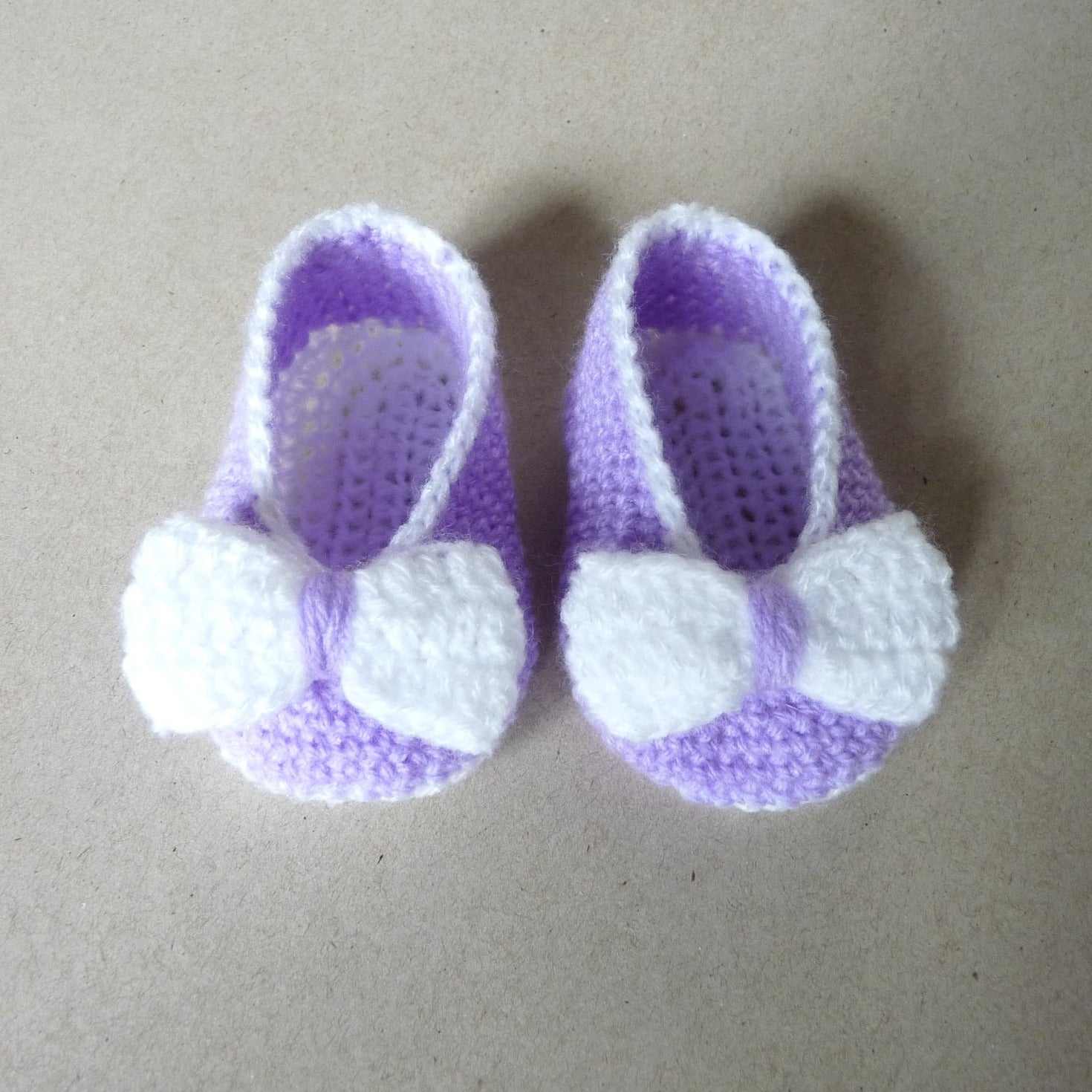 Light purple crochet baby shoes with bow