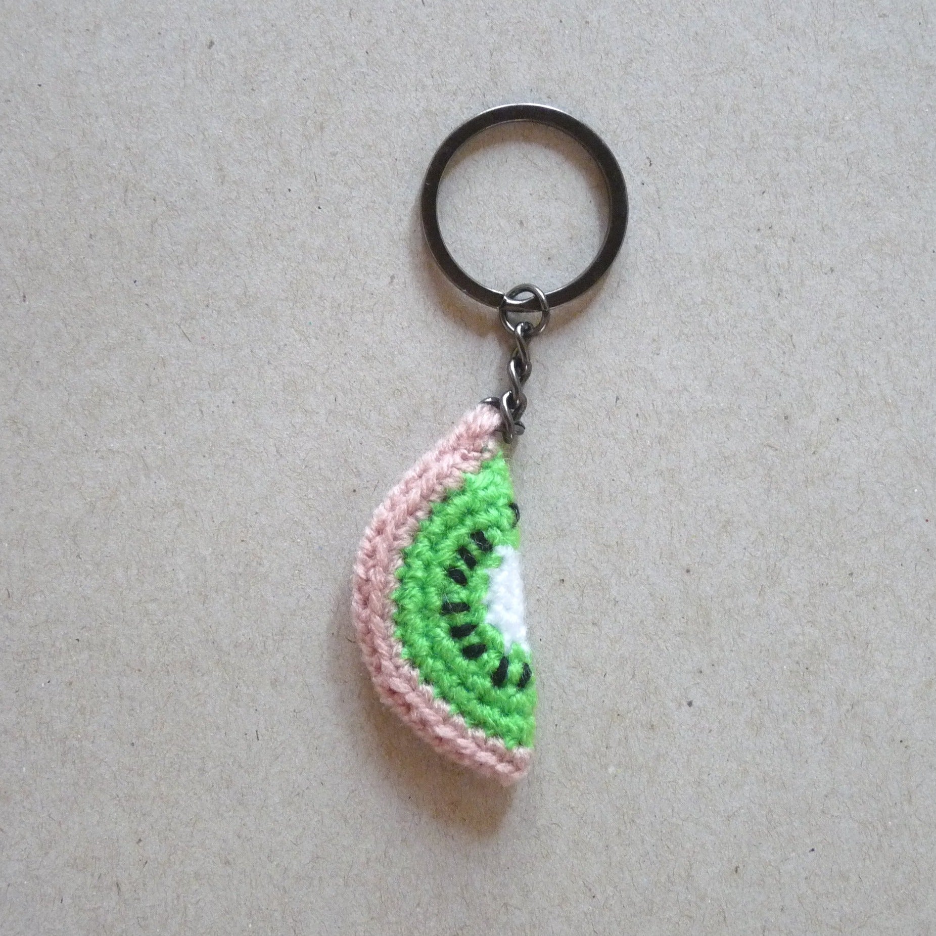 half a kiwi slice crochet keychain