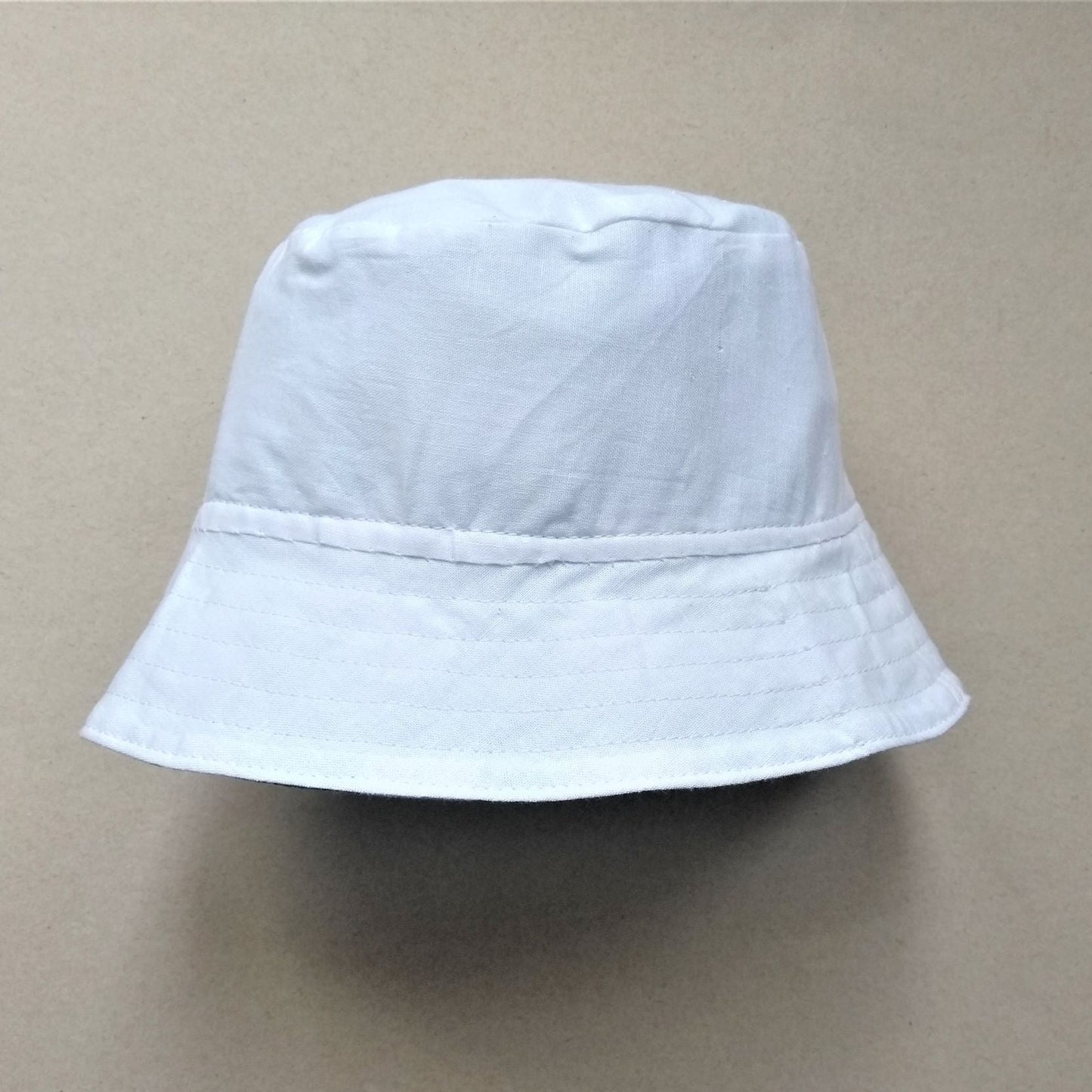 Off white reversible bucket hat