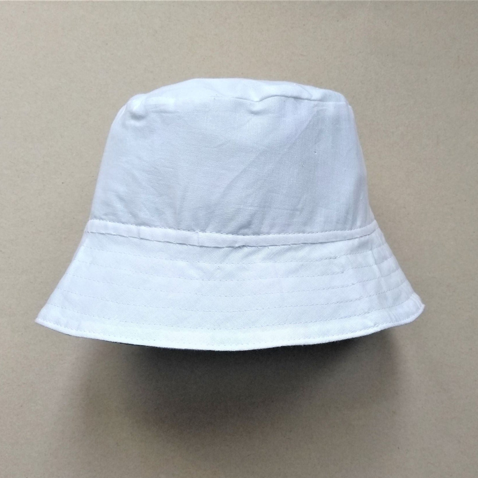 Off white reversible bucket hat