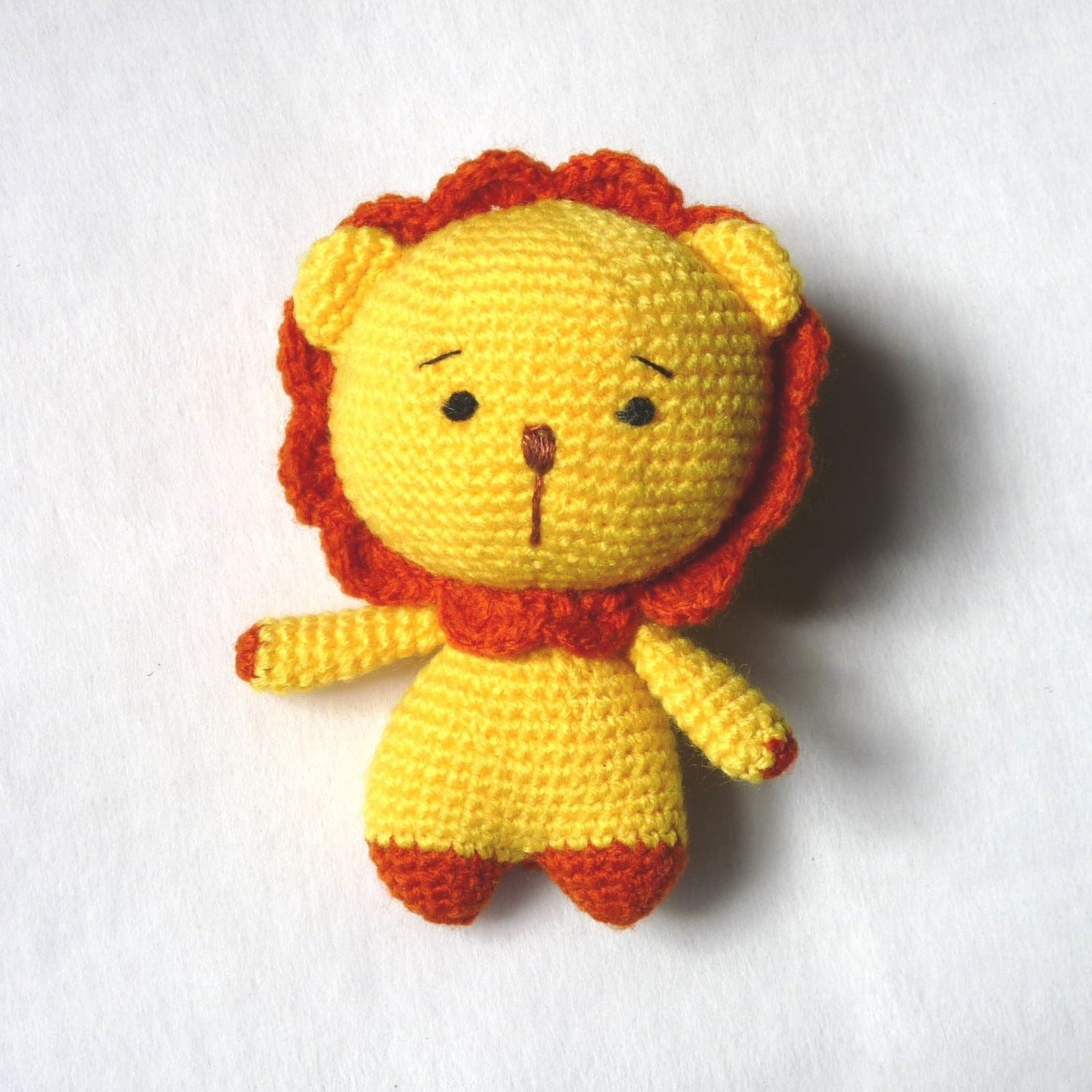 Small crochet stuffed lion measuring 4.5" (11.5cm)