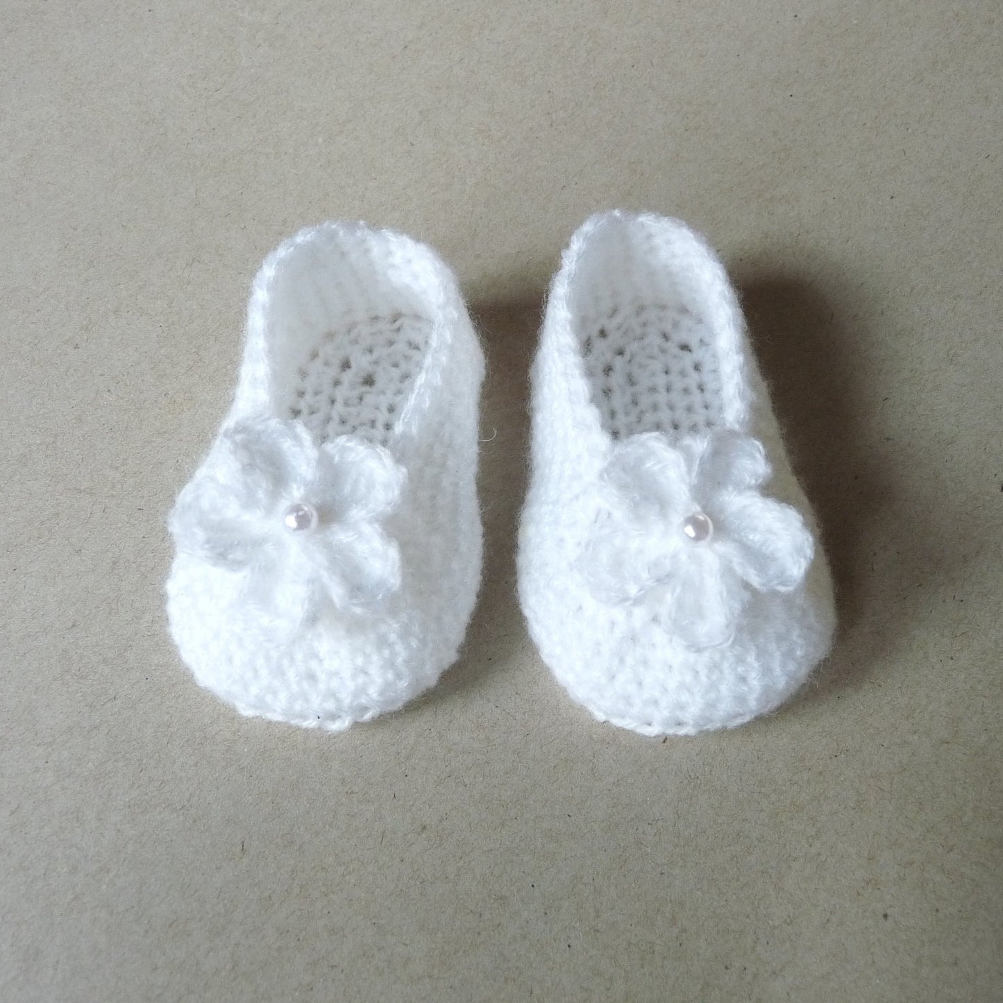 white crochet baby booties with flowers for girls